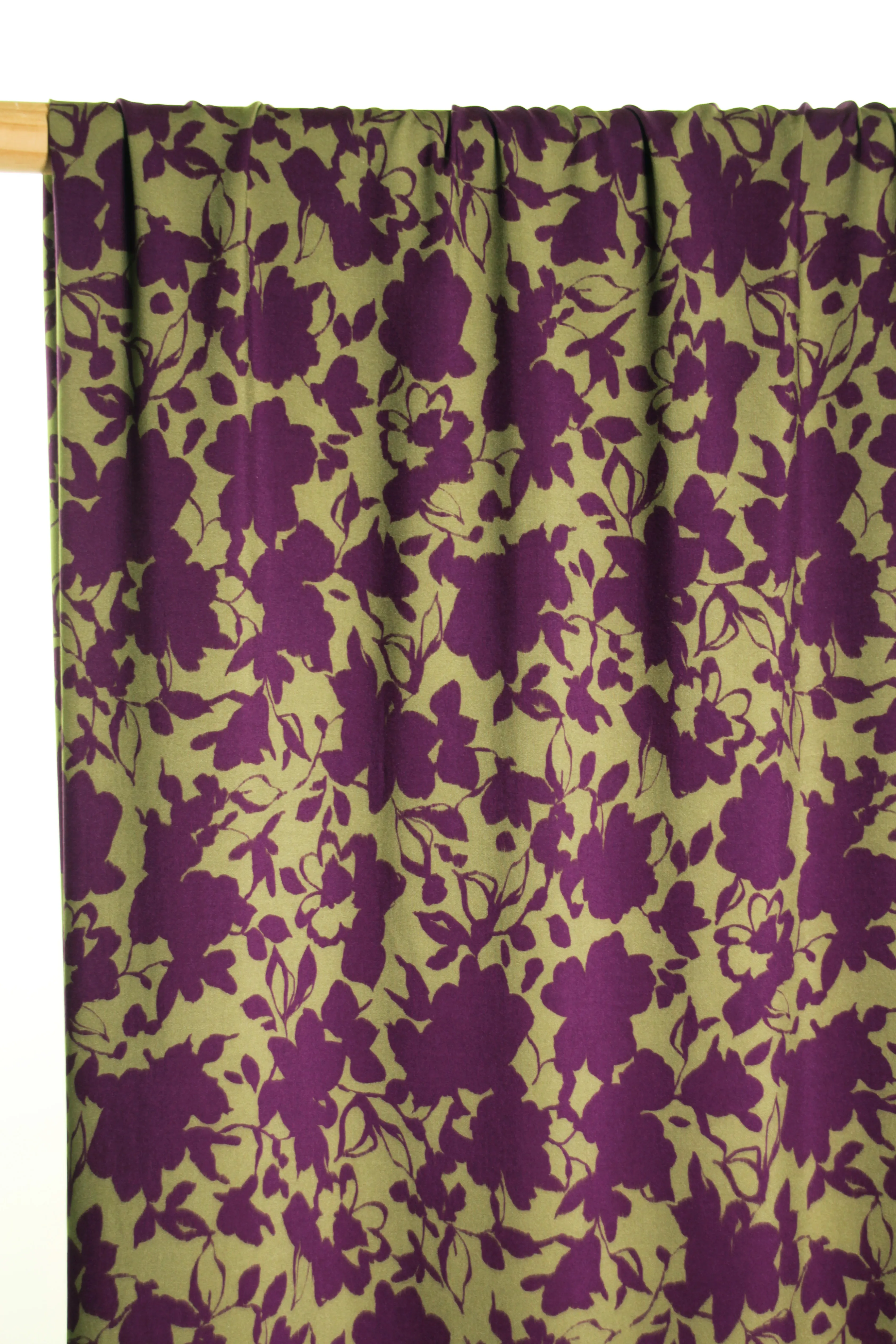 Viscose print groen met paarse bloemen - Atelier Jupe